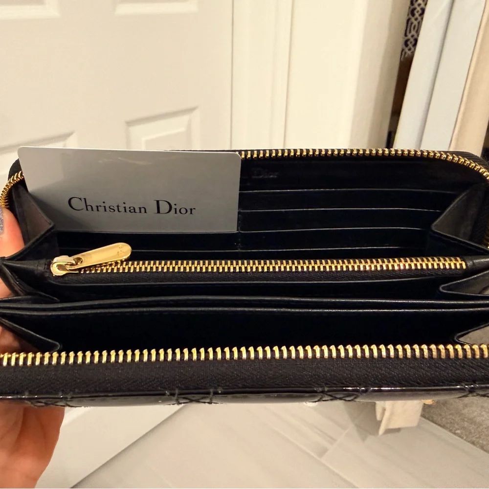 Dior - Lady Dior Voyageur Zip Wallet in Black Patent Cannage - Picture 11 of 15